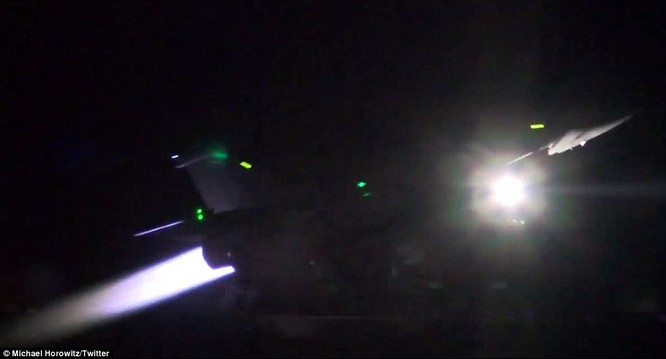 Video chiến đấu cơ Pháp trút bão lửa báo thù IS ảnh 5
