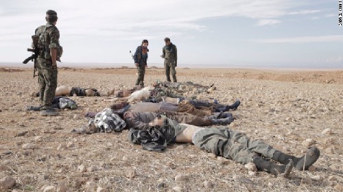 Cảnh đền tội kinh hoàng của IS trước họng súng nữ binh người Kurd ảnh 1