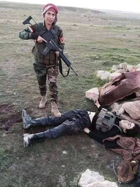 Cảnh đền tội kinh hoàng của IS trước họng súng nữ binh người Kurd ảnh 6