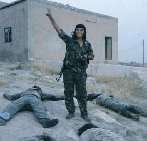 Cảnh đền tội kinh hoàng của IS trước họng súng nữ binh người Kurd ảnh 7