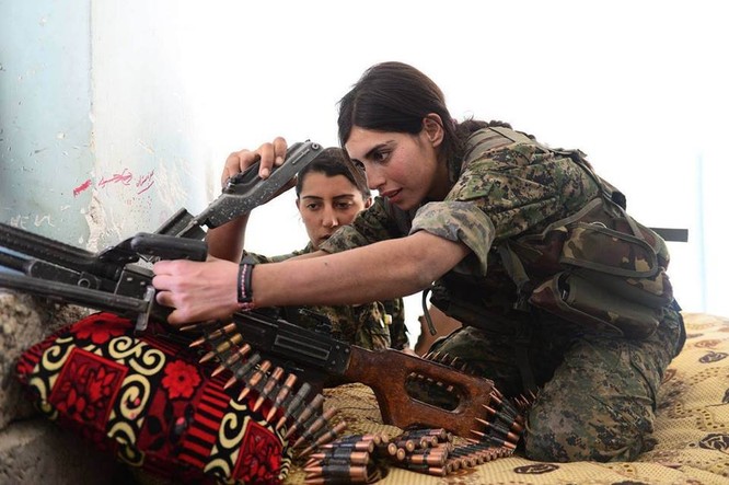 Cảnh đền tội kinh hoàng của IS trước họng súng nữ binh người Kurd ảnh 17