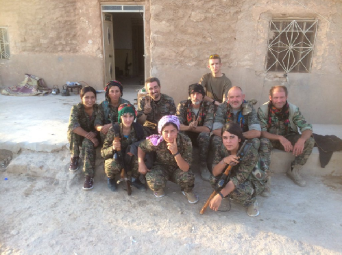 Video + photo của một cựu binh người Anh, chiến đấu trong hàng ngũ người Kurd chống IS ảnh 17