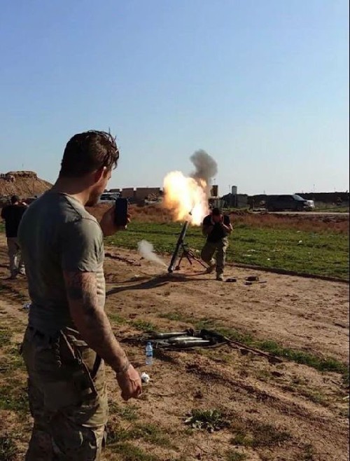 Video + photo của một cựu binh người Anh, chiến đấu trong hàng ngũ người Kurd chống IS ảnh 25
