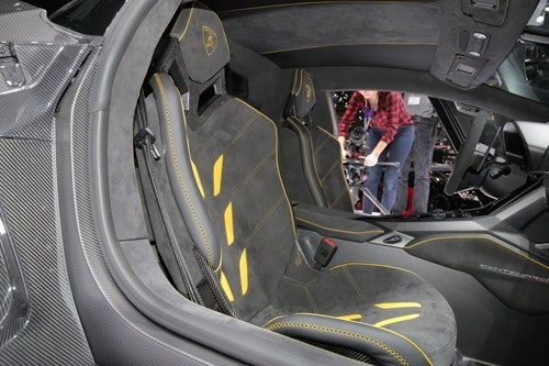 Lamborghini Centenario chính thức xuất hiện với giá bán 1,9 triệu USD ảnh 3