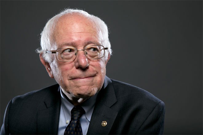 <b>Bernie Sanders</b><br> <br> Giá trị tài sản ròng của Bernie Sanders, thượng nghị sỹ bang Vermont, được hãng nghiên cứu Wealth-X ước tính đạt khoảng 500.000 USD vào thời điểm tháng 6/2015. <br> <br> Business Insider cho biết, vào thập niên 1970, Sanders từng làm nhiều công việc khác nhau. Thậm chí, có thời điểm, ông phải nhận trợ cấp thất nghiệp và sống một cuộc sống khá khó khăn.<br> <br> “Nhà ông ấy thường xuyên mất điện. Tôi nhớ là ông ấy phải nối dây điện xuống tận tầng hầm. Ông ấy không đủ tiền để trả các hóa đơn”, một người hàng xóm cũ của Sanders kể.