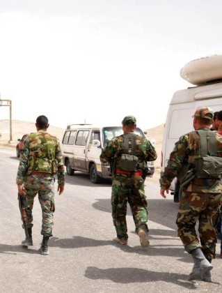 Video + Ảnh: Quân đội Syria đánh vào trung tâm thành phố Palmyra ảnh 1