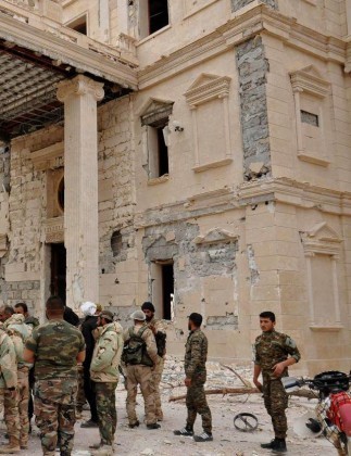 Video + Ảnh: Quân đội Syria đánh vào trung tâm thành phố Palmyra ảnh 3