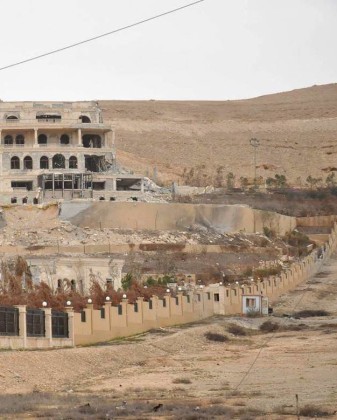 Video + Ảnh: Quân đội Syria đánh vào trung tâm thành phố Palmyra ảnh 15