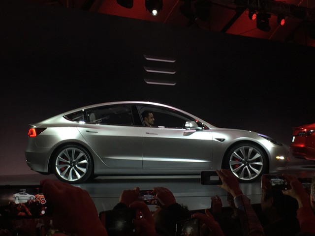 Tesla ra mắt Model 3: Chiếc ô tô điện có giá rẻ nhất ảnh 3