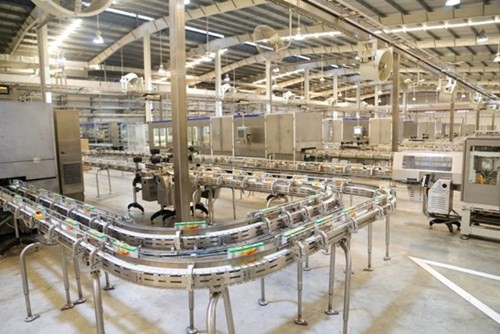 Vinamilk sử dụng robot tự hành trong sản xuất sữa ảnh 1