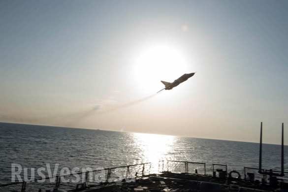 Video: Cận cảnh Su-24 Nga lượt sát sạt khu trục hạm Mỹ USS Donald Cook ảnh 1
