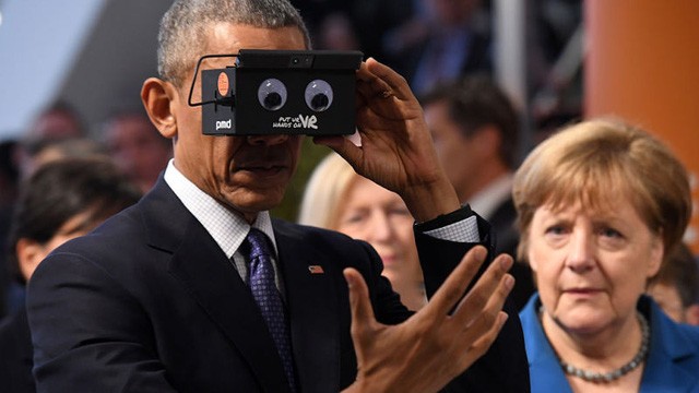Tổng thống Obama lần đầu sử dụng kính thực tế ảo ảnh 1