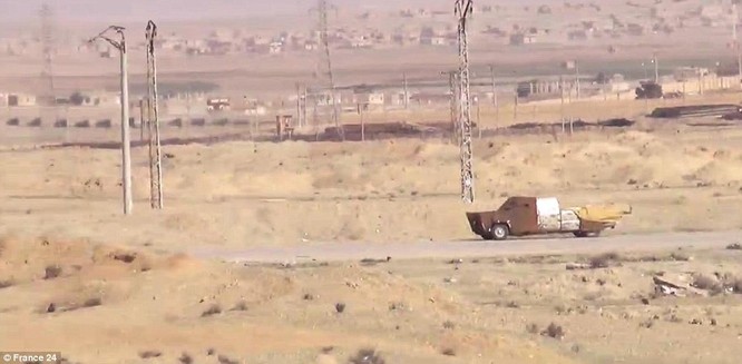 Video: Xem tên lửa Javelin "thiêu" xe bom cảm tử của IS tại Syria ảnh 2