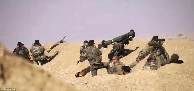 Video: Xem tên lửa Javelin "thiêu" xe bom cảm tử của IS tại Syria ảnh 3