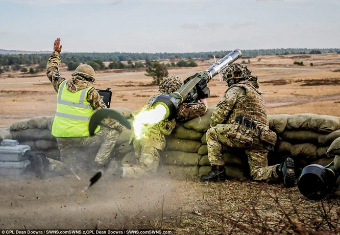 Video: Xem tên lửa Javelin "thiêu" xe bom cảm tử của IS tại Syria ảnh 4
