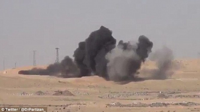Video: Xem tên lửa Javelin "thiêu" xe bom cảm tử của IS tại Syria ảnh 8