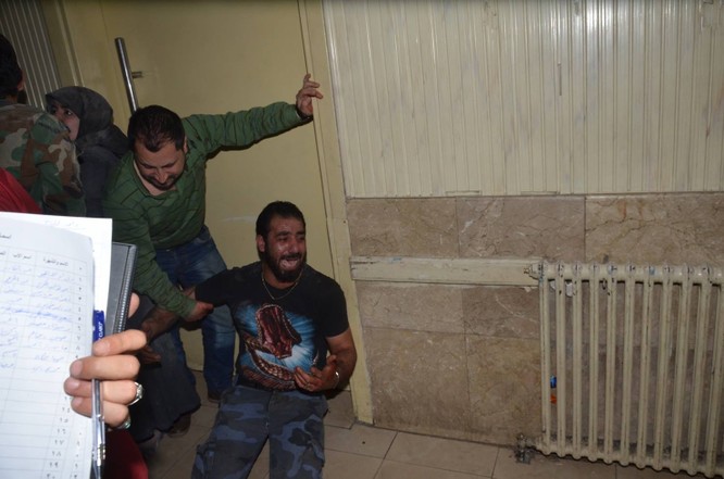 Ảnh: Thực tế đời sống của người dân Aleppo dưới mưa đạn pháo từ khủng bố Al Nusra ảnh 11