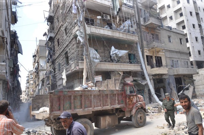 Ảnh: Thực tế đời sống của người dân Aleppo dưới mưa đạn pháo từ khủng bố Al Nusra ảnh 18