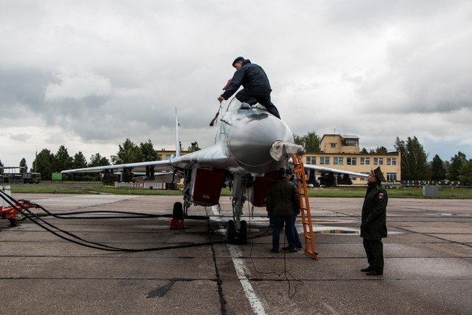 Video: Cận cảnh máy bay tim kích MiG-29UMT Nga huấn luyện ảnh 2