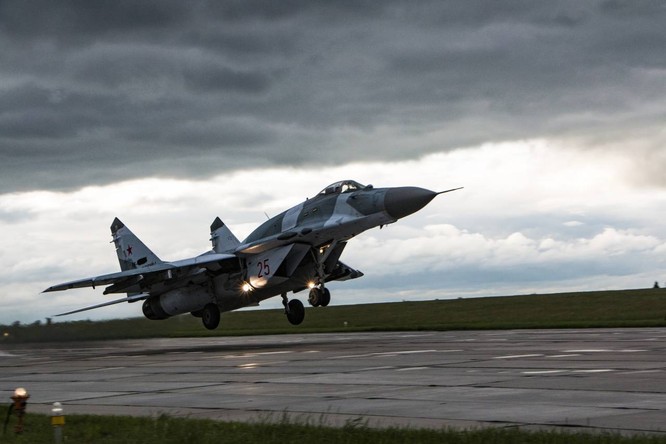 Video: Cận cảnh máy bay tim kích MiG-29UMT Nga huấn luyện ảnh 15