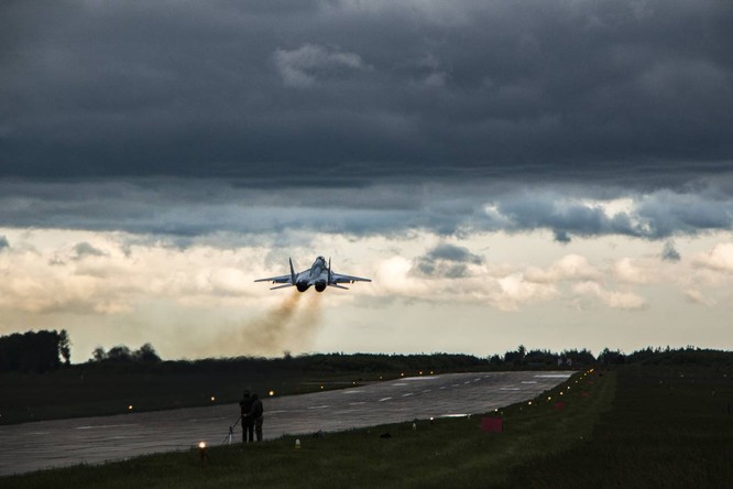 Video: Cận cảnh máy bay tim kích MiG-29UMT Nga huấn luyện ảnh 16