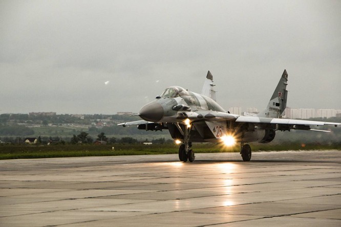 Video: Cận cảnh máy bay tim kích MiG-29UMT Nga huấn luyện ảnh 20