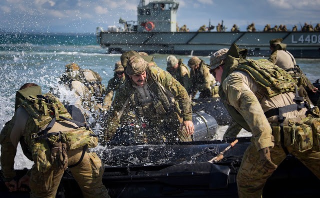 Hải quân Úc diễn tập đổ bộ có sử dụng tàu đổ bộ trực thăng lớp Canberra (Video) ảnh 11