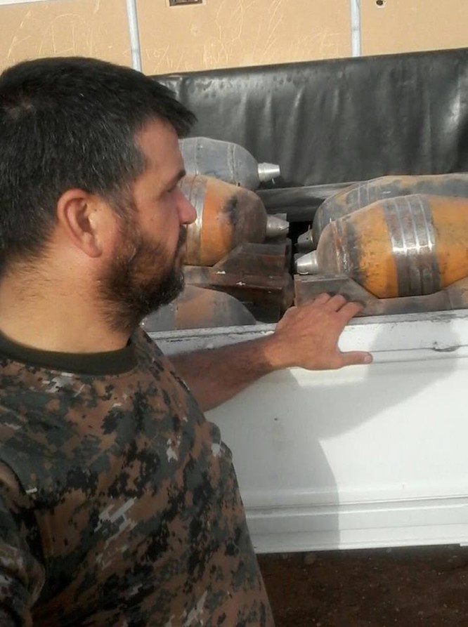 Lính thủy đánh bộ Syria thu giữ một kho vũ khí lớn của IS ảnh 1