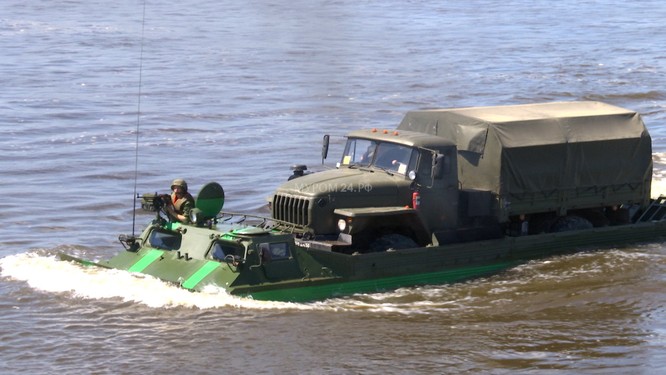Video: Lực lượng công binh Nga dũng mãnh vượt sông Oka ảnh 6