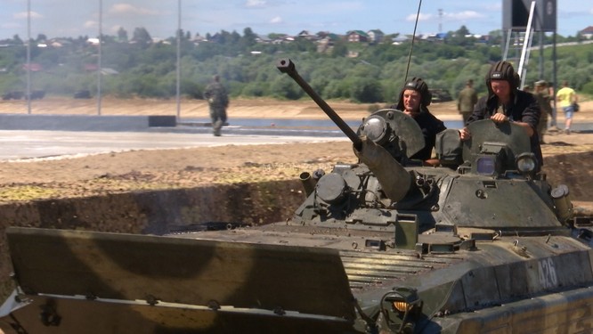 Video: Lực lượng công binh Nga dũng mãnh vượt sông Oka ảnh 7