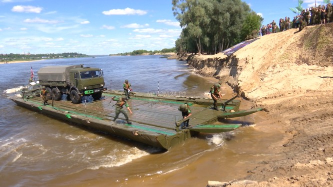 Video: Lực lượng công binh Nga dũng mãnh vượt sông Oka ảnh 10