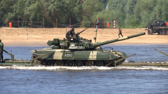 Video: Lực lượng công binh Nga dũng mãnh vượt sông Oka ảnh 11