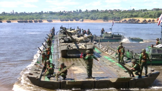 Video: Lực lượng công binh Nga dũng mãnh vượt sông Oka ảnh 12