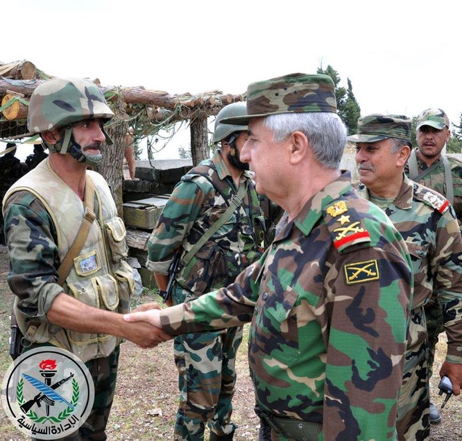 Tổng tham mưu trưởng quân đội Syria thanh tra và chỉ đạo cuộc phản công ở Bắc Latakia ảnh 1