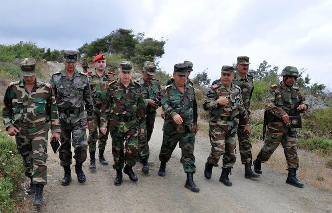 Tổng tham mưu trưởng quân đội Syria thanh tra và chỉ đạo cuộc phản công ở Bắc Latakia ảnh 4
