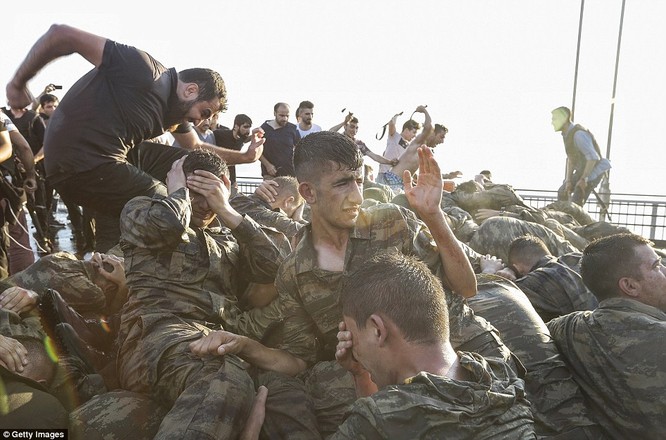 Video, Ảnh toàn cảnh cuộc đảo chính thất bại của quân đội Thổ Nhĩ Kỳ ảnh 40