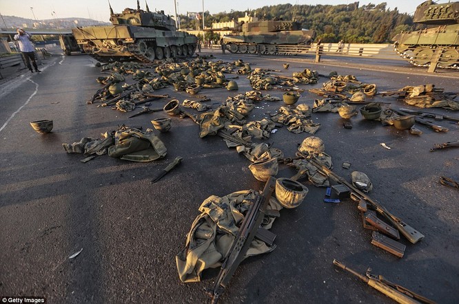 Video, Ảnh toàn cảnh cuộc đảo chính thất bại của quân đội Thổ Nhĩ Kỳ ảnh 43