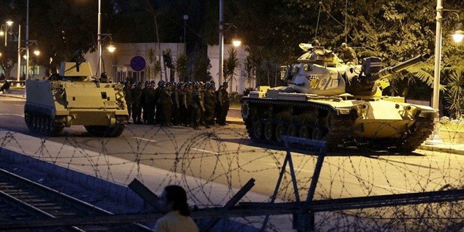 Video, Ảnh toàn cảnh cuộc đảo chính thất bại của quân đội Thổ Nhĩ Kỳ ảnh 2