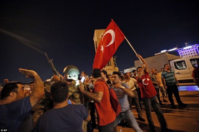 Video, Ảnh toàn cảnh cuộc đảo chính thất bại của quân đội Thổ Nhĩ Kỳ ảnh 26