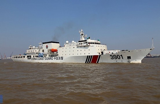 Trung Quốc tung tàu hải cảnh khổng lồ xuống Biển Đông chống phán quyết PCA ảnh 2