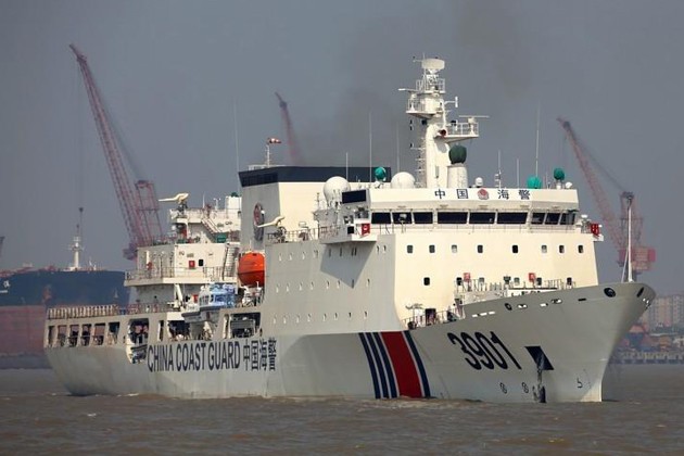 Trung Quốc tung tàu hải cảnh khổng lồ xuống Biển Đông chống phán quyết PCA ảnh 3