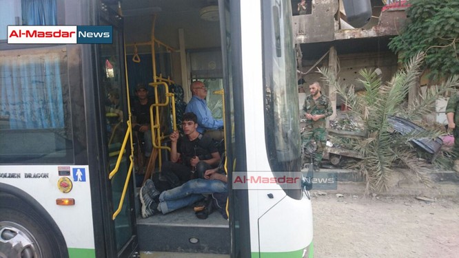 Phiến quân Syria đầu hàng lũ lượt rút khỏi thành phố chiến lược ảnh 1