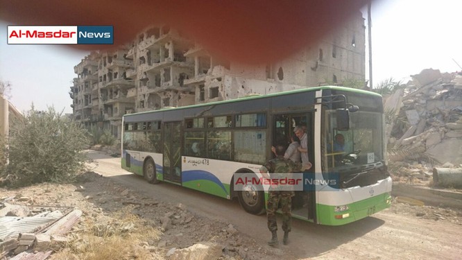 Phiến quân Syria đầu hàng lũ lượt rút khỏi thành phố chiến lược ảnh 2