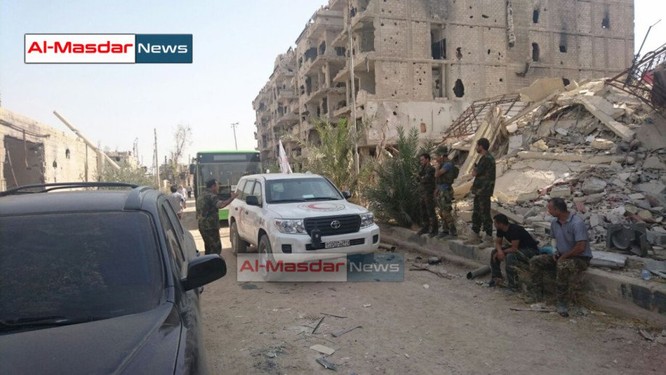 Phiến quân Syria đầu hàng lũ lượt rút khỏi thành phố chiến lược ảnh 4