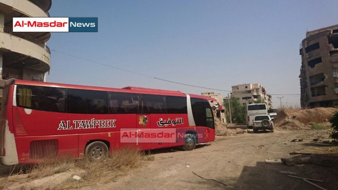 Phiến quân Syria đầu hàng lũ lượt rút khỏi thành phố chiến lược ảnh 6