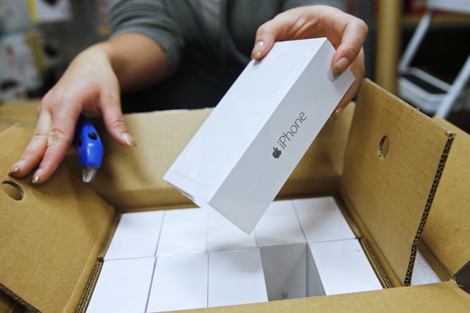 Mỹ: 8 người bị cáo buộc trộm 23.000 chiếc iPhone ảnh 2
