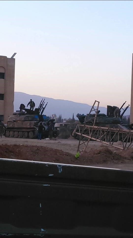 Các chiến binh Hồi giáo cực đoan giao nộp xe chiến đấu Shilka cho quân đội Syria