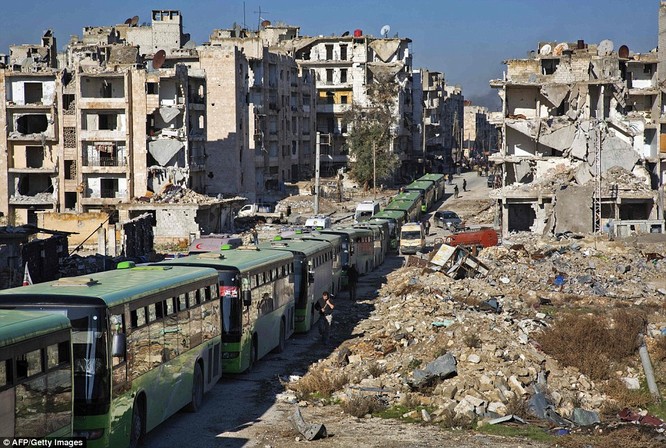 Trận chiến Aleppo: Cận cảnh 4.000 phiến quân đầu hàng lũ lượt rời chiến địa ảnh 2