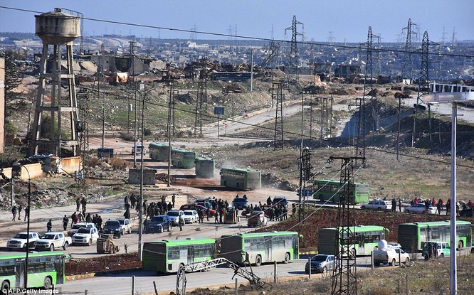 Trận chiến Aleppo: Cận cảnh 4.000 phiến quân đầu hàng lũ lượt rời chiến địa ảnh 3