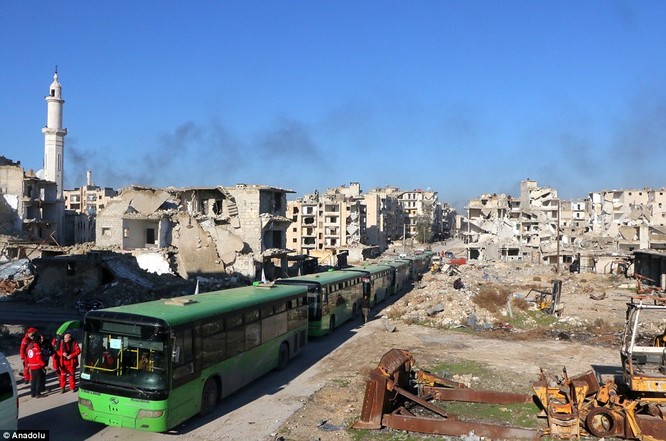 Trận chiến Aleppo: Cận cảnh 4.000 phiến quân đầu hàng lũ lượt rời chiến địa ảnh 5